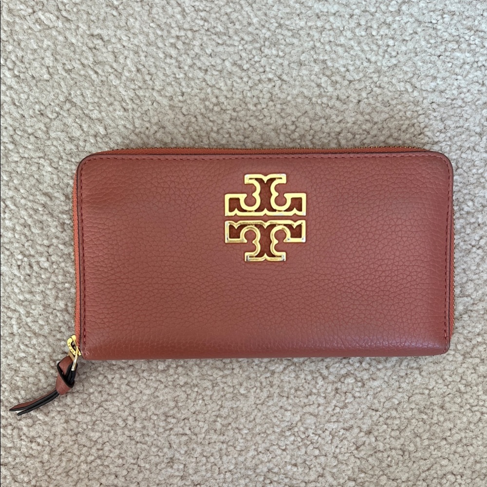 Tory Burch Pebbled Leather Zip Wallet in Rust with Gold Logo